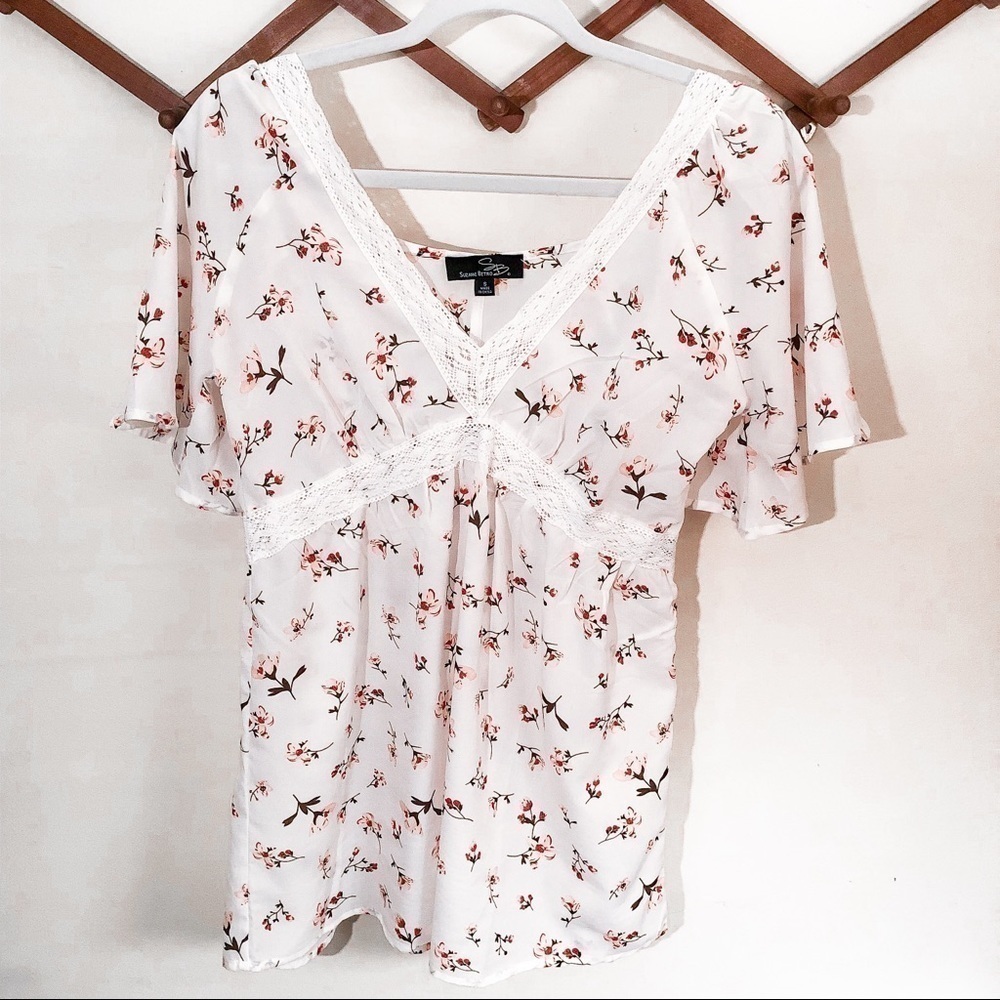 3/$25 🙌🏼 Suzanne Betro White and Pink Floral Top